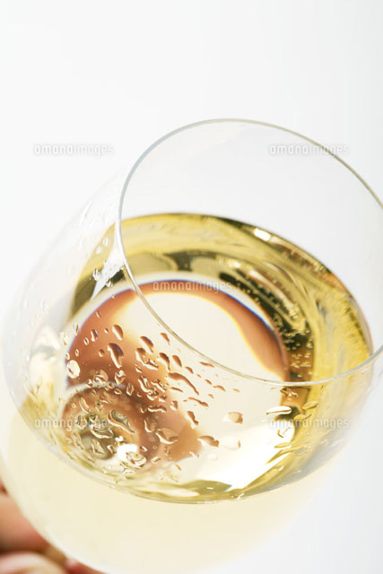 Glass of chilled white wine, close-up
(c)Laurence Mouton/PhotoAlto