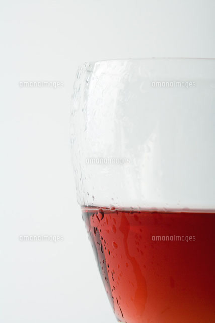 Glass of chilled rose wine, close-up
(c)Laurence Mouton/PhotoAlto