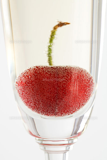 Cherry in glass of champagne, close-up
(c)Laurence Mouton/PhotoAlto