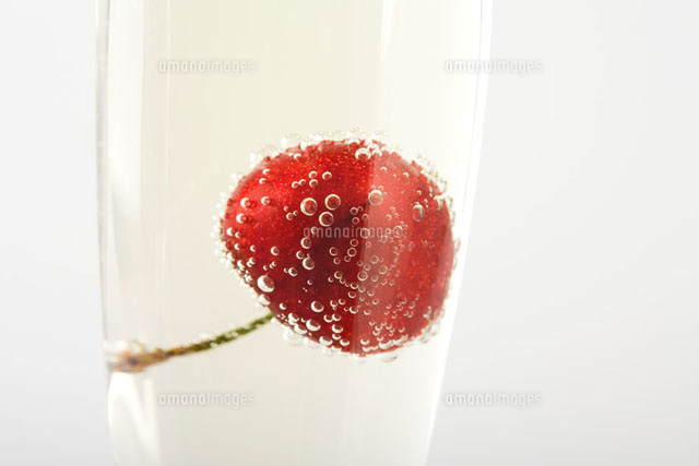 Cherry floating in glass of champagne, close-up
(c)Laurence Mouton/PhotoAlto