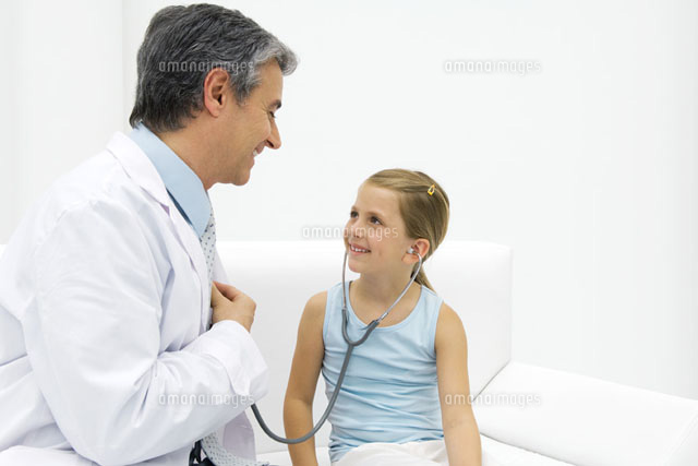 Girl listening to doctor’s heart with stethoscope, smiling
(c)Odilon Dimier/PhotoAlto