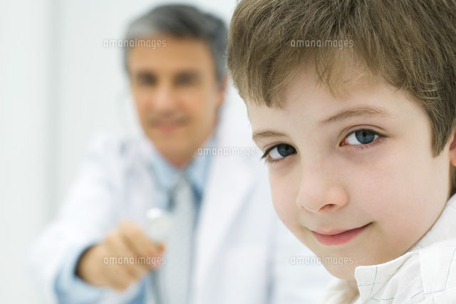 Boy smiling at camera, doctor holding stethoscope
(c)Odilon Dimier/PhotoAlto
