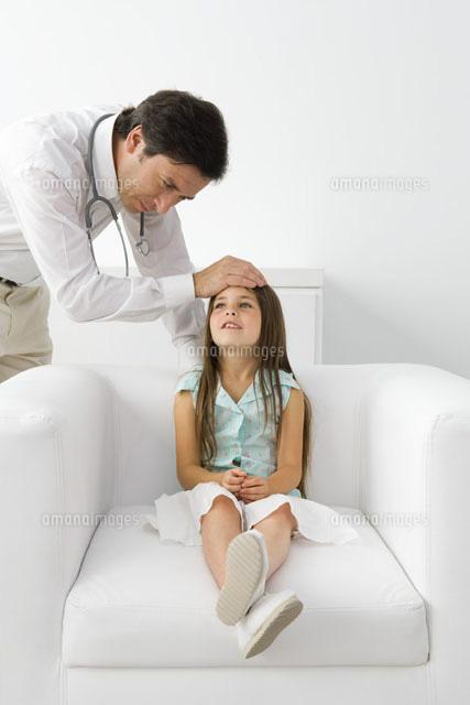 Male doctor feeling young patient’s forehead
(c)Odilon Dimier/PhotoAlto