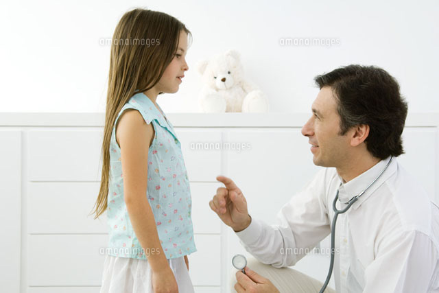 Doctor crouching, explaining something to girl, side view
(c)Odilon Dimier/PhotoAlto