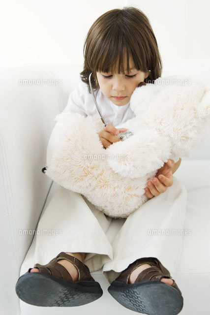 Little boy playing doctor with stuffed toy
(c)Odilon Dimier/PhotoAlto