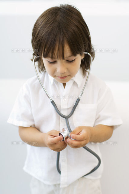 Little boy playing with stethoscope, looking down
(c)Odilon Dimier/PhotoAlto