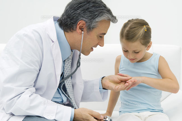 Doctor examining girl’s fingers
(c)Odilon Dimier/PhotoAlto