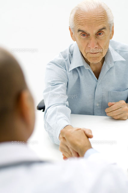 Senior man shaking younger man’s hand, over shoulder view
(c)Odilon Dimier/PhotoAlto