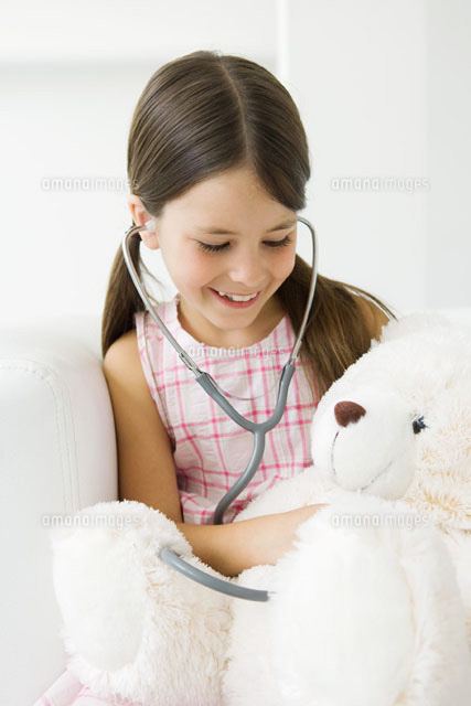 Girl listening to teddy’s bear’s heart with stethoscope
(c)Odilon Dimier/PhotoAlto