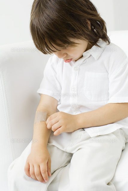 Boy picking at adhesive bandage on his arm
(c)Odilon Dimier/PhotoAlto