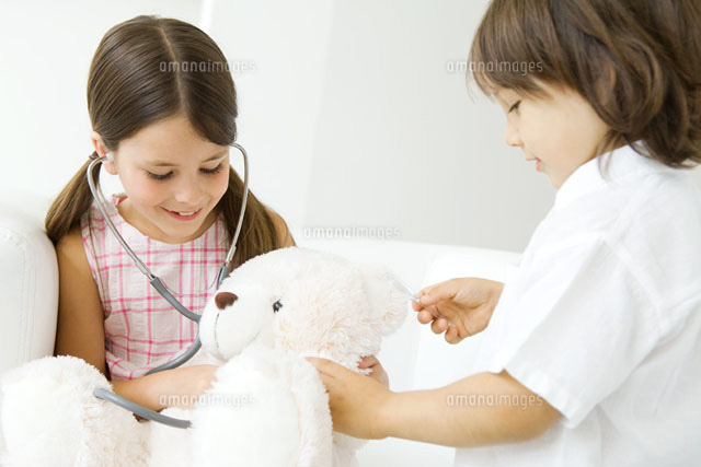 Children playing doctor, girl listening to bear’s heart
(c)Odilon Dimier/PhotoAlto