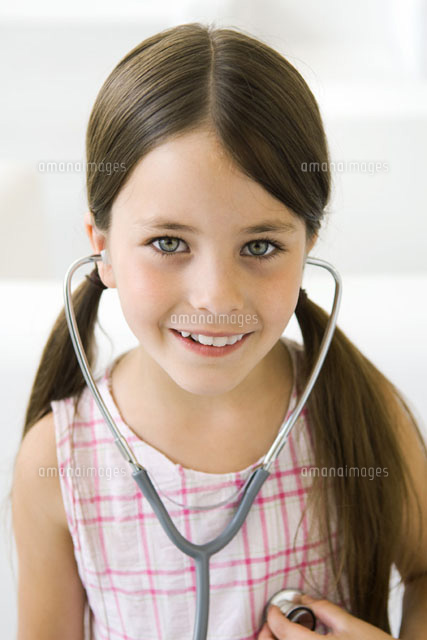 Girl listening to her own heart through stethoscope
(c)Odilon Dimier/PhotoAlto