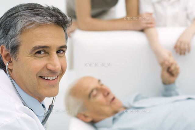 Doctor smiling at camera, senior man lying on couch
(c)Odilon Dimier/PhotoAlto