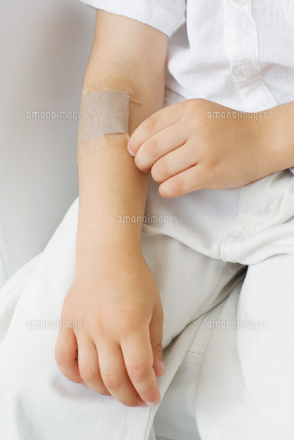 Little boy picking at adhesive bandage on his arm
(c)Odilon Dimier/PhotoAlto