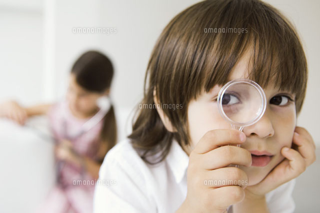 Little boy looking through magnifying glass at camera
(c)Odilon Dimier/PhotoAlto
