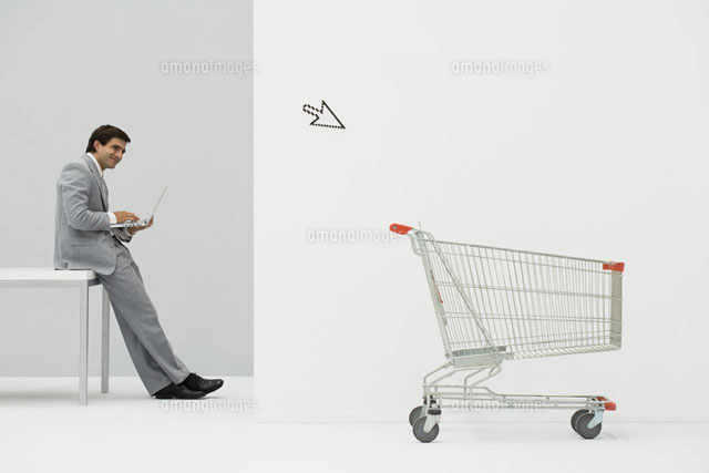 Businessman leaning against desk, shopping online
(c)Ale Ventura/PhotoAlto