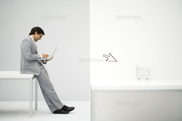 Businessman sitting on desk, shopping online
(c)Ale Ventura/PhotoAlto