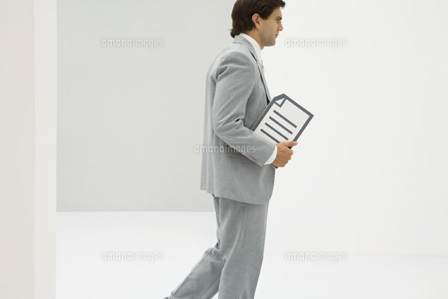 Businessman walking, carrying document, side view
(c)Ale Ventura/PhotoAlto