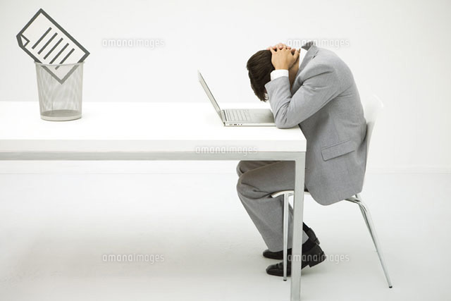 Businessman sitting at desk with head down
(c)Ale Ventura/PhotoAlto