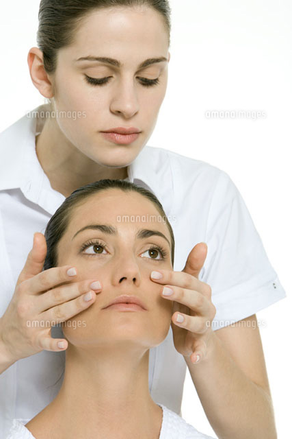 Woman receiving facial massage, looking up and away
(c)Alix Minde/PhotoAlto