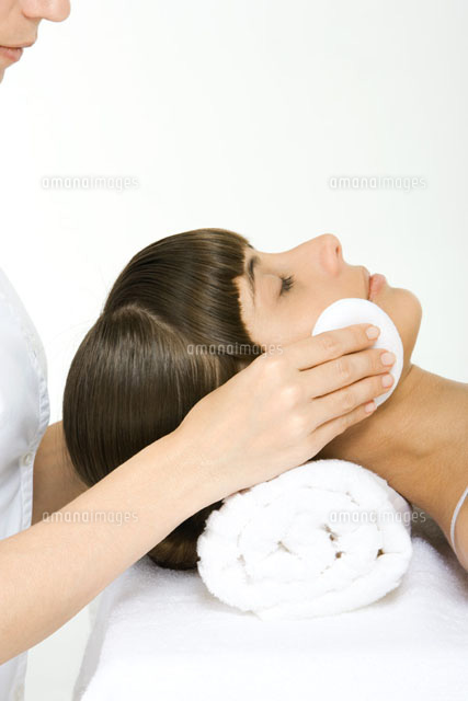 Woman having her make-up removed, using towel as a pillow
(c)Alix Minde/PhotoAlto