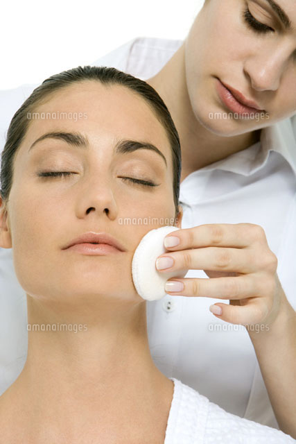 Woman having her make-up removed by a beautician
(c)Alix Minde/PhotoAlto