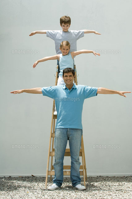 Boy and girl standing on ladder with arms in the air
(c)Odilon Dimier/PhotoAlto