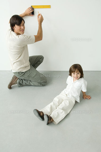Man measuring wall with a ruler, son sitting nearby
(c)Odilon Dimier/PhotoAlto