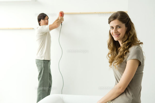 Man attaching thin piece of wood to wall
(c)Odilon Dimier/PhotoAlto