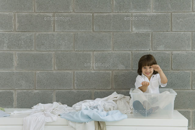Little boy sitting in plastic storage container
(c)Odilon Dimier/PhotoAlto