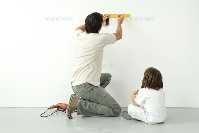 Man measuring wall with a ruler while his son watches
(c)Odilon Dimier/PhotoAlto