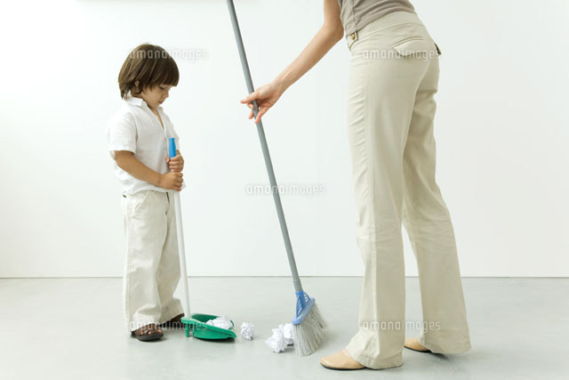 Little boy helping his mother sweep the floor
(c)Odilon Dimier/PhotoAlto