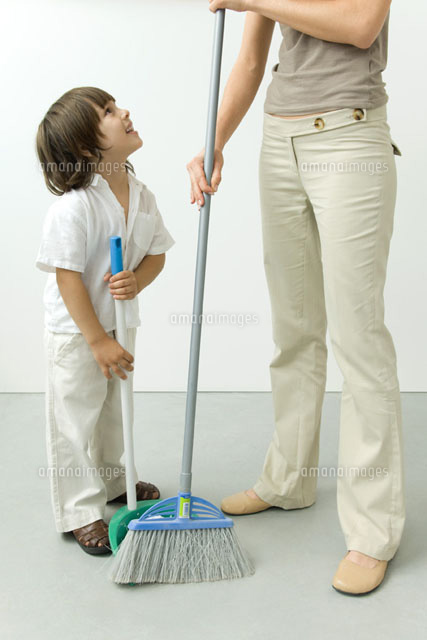 Little boy helping his mother sweep the floor
(c)Odilon Dimier/PhotoAlto