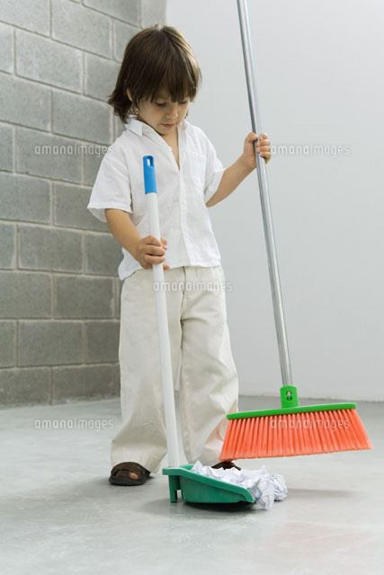 Little boy sweeping the floor
(c)Odilon Dimier/PhotoAlto