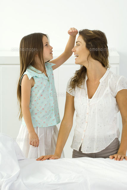 Little girl standing beside kneeling mother
(c)Odilon Dimier/PhotoAlto