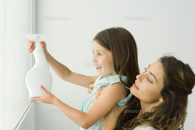 Little girl cleaning window, mother holding her
(c)Odilon Dimier/PhotoAlto