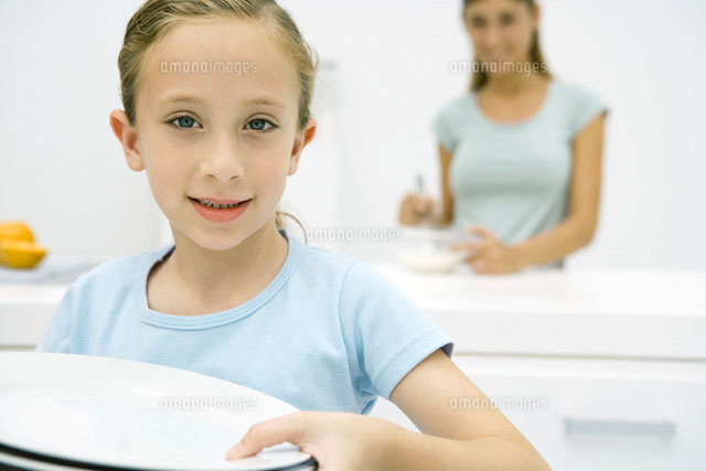 Girl holding plates, smiling at camera, mother
(c)Sigrid Olsson/PhotoAlto