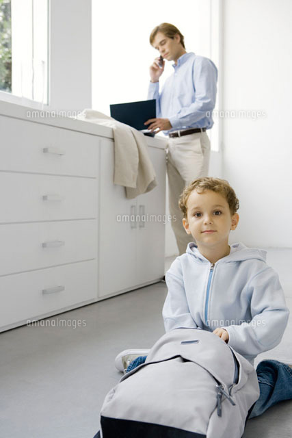 Little boy sitting on the ground with backpack
(c)Sigrid Olsson/PhotoAlto