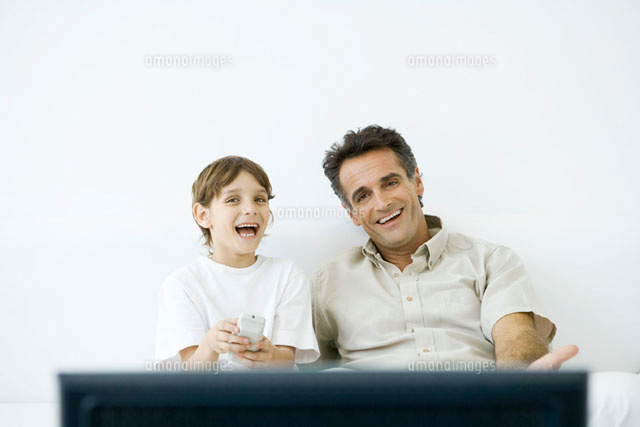 Father and son watching TV together, boy holding remote
(c)Sigrid Olsson/PhotoAlto