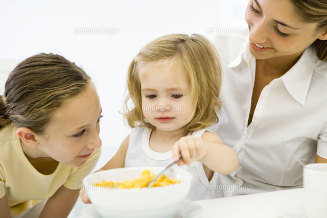 Little girl eating cereal, older sister and mother watching
(c)Sigrid Olsson/PhotoAlto