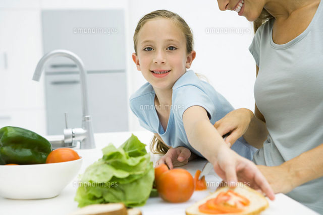 Mother and daughter preparing sandwich together
(c)Sigrid Olsson/PhotoAlto
