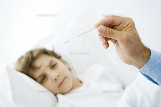 Little boy lying in bed, man’s hand holding thermometer
(c)Sigrid Olsson/PhotoAlto