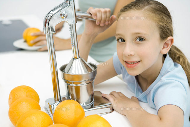 Little girl making fresh orange juice with citrus press
(c)Sigrid Olsson/PhotoAlto