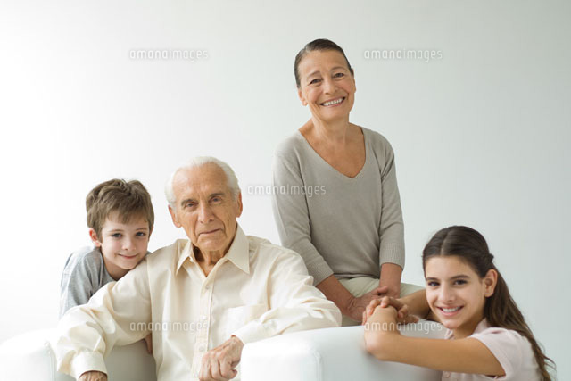 Grandparents sitting with grandchildren, all smiling
(c)Eric Audras/PhotoAlto