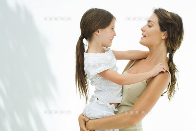 Mother holding and embracing daughter
(c)Eric Audras/PhotoAlto