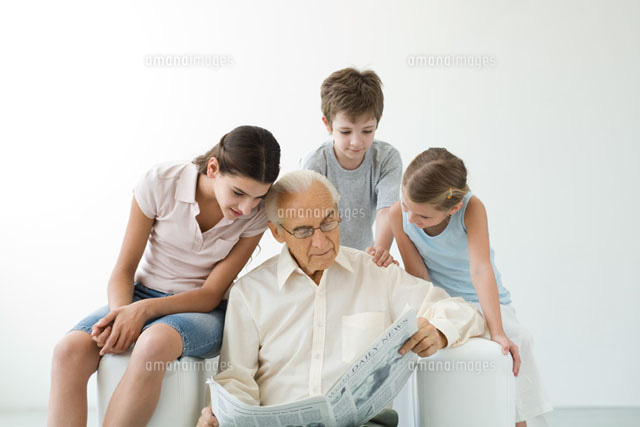 Grandfather reading newspaper, three grandchildren
(c)Eric Audras/PhotoAlto
