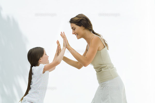 Mother and daughter playing clapping game together
(c)Eric Audras/PhotoAlto