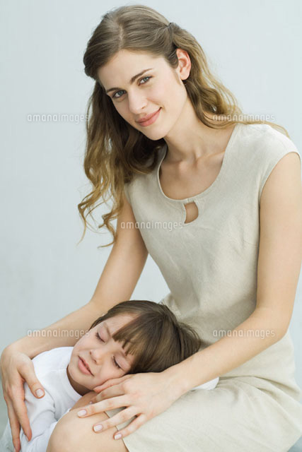 Little boy resting head on mother’s lap
(c)Eric Audras/PhotoAlto