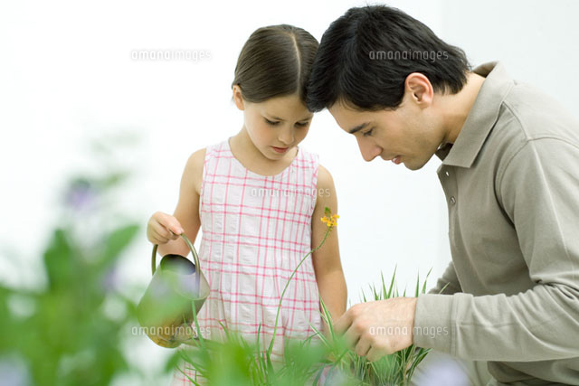 Father and girl looking at plants together
(c)Eric Audras/PhotoAlto
