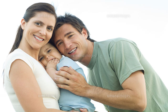 Family smiling at camera, mother holding baby daughter
(c)Eric Audras/PhotoAlto